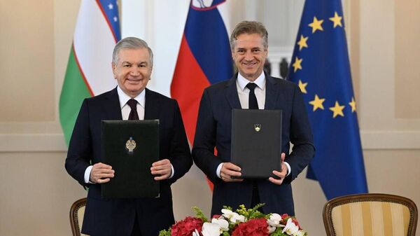 Президент Республики Узбекистан Шавкат Мирзиёев и Премьер-министр Республики Словения Роберт Голоб подписали Совместное заявление - Sputnik Ўзбекистон