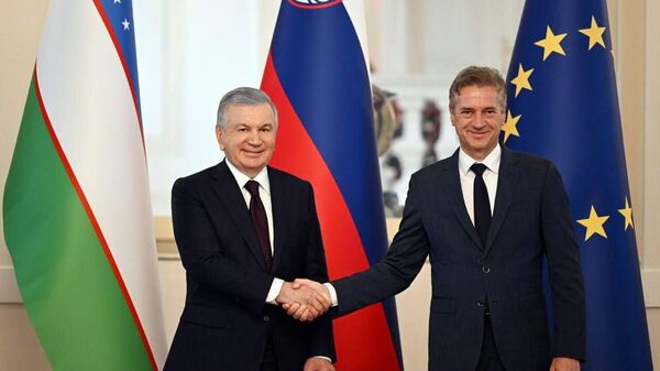 Президент Республики Узбекистан Шавкат Мирзиёев и Премьер-министр Республики Словения Роберт Голоб подписали Совместное заявление - Sputnik Узбекистан