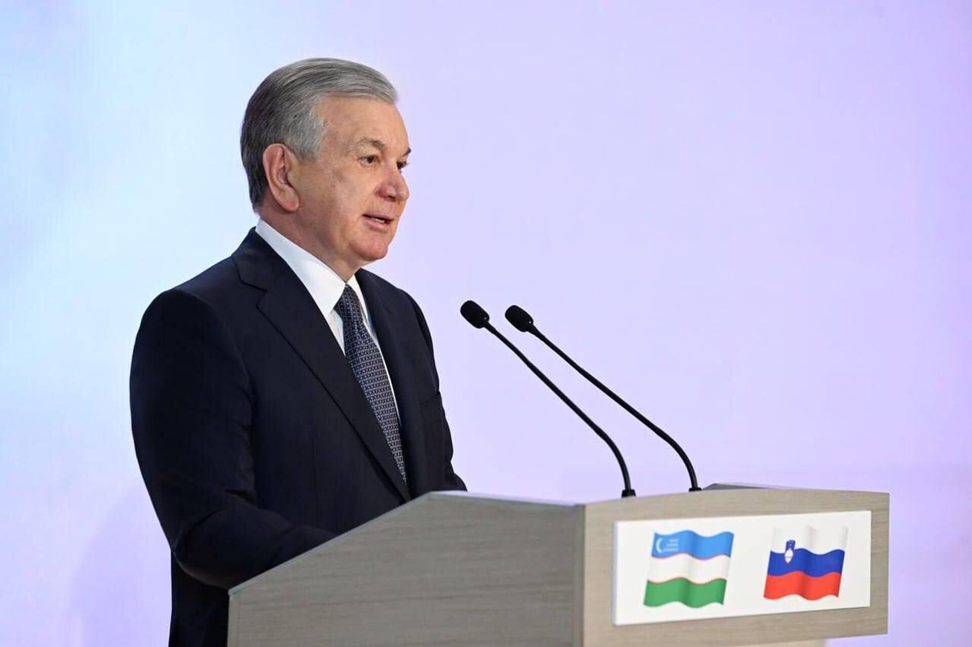 Президент Республики Узбекистан Шавкат Мирзиёев и Президент Республики Словения Наташа Пирц Мусар приняли участие в совместном бизнес-форуме Президент Республики Узбекистан Шавкат Мирзиёев и Президент Республики Словения Наташа Пирц Мусар приняли участие в совместном бизнес-форуме - Sputnik Ўзбекистон, 1920, 23.05.2025