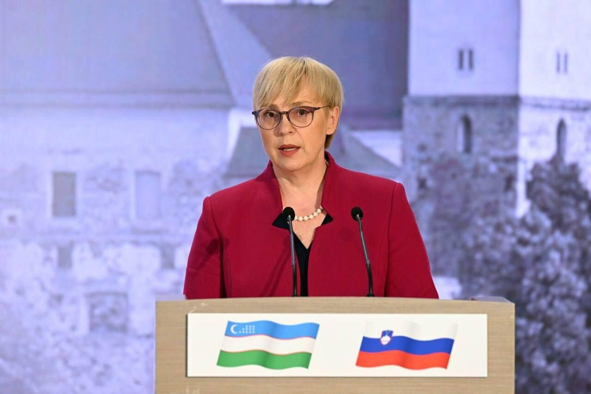 Президент Республики Узбекистан Шавкат Мирзиёев и Президент Республики Словения Наташа Пирц Мусар приняли участие в совместном бизнес-форуме Президент Республики Узбекистан Шавкат Мирзиёев и Президент Республики Словения Наташа Пирц Мусар приняли участие в совместном бизнес-форуме - Sputnik Ўзбекистон, 1920, 23.05.2025