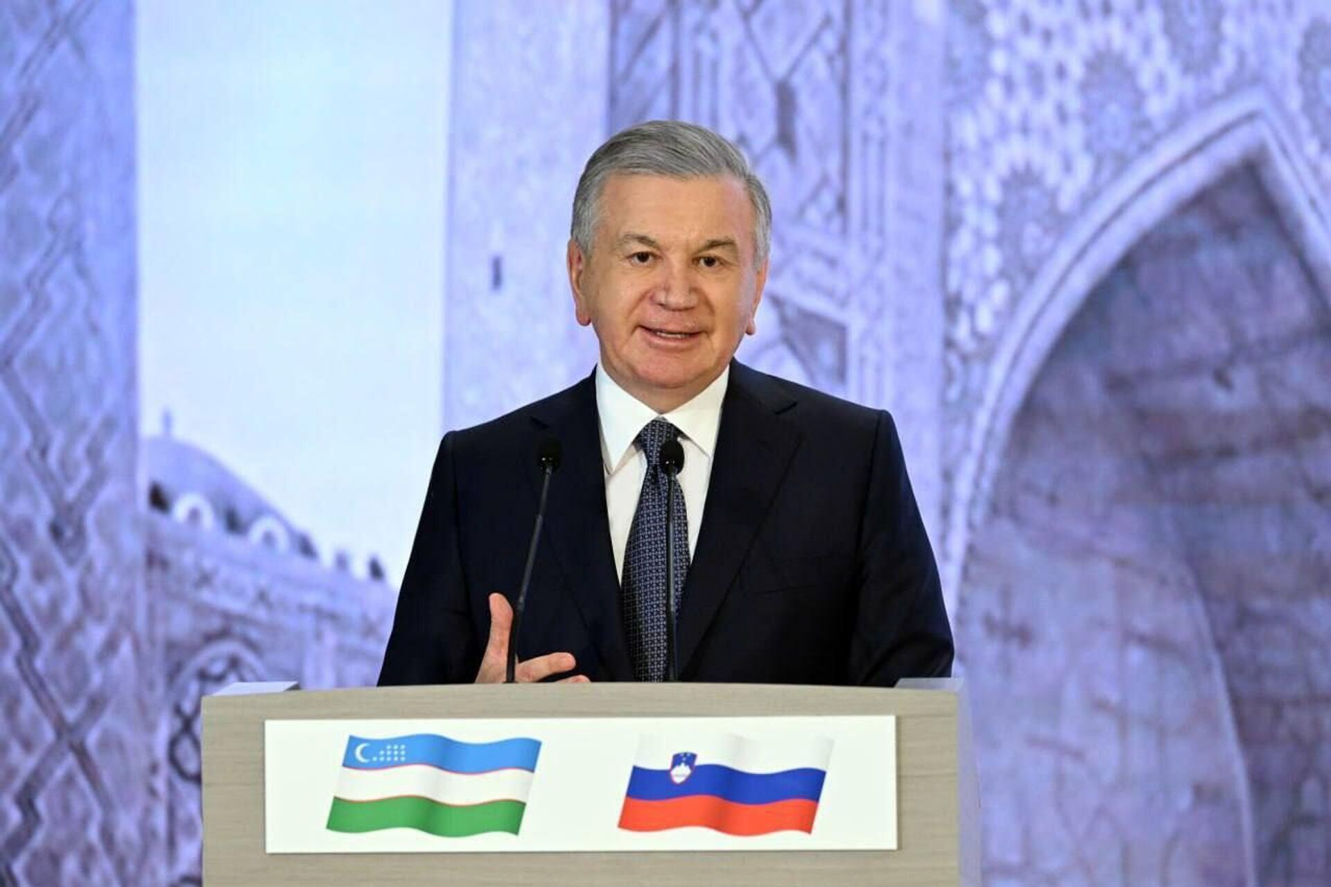 Президент Республики Узбекистан Шавкат Мирзиёев и Президент Республики Словения Наташа Пирц Мусар приняли участие в совместном бизнес-форуме Президент Республики Узбекистан Шавкат Мирзиёев и Президент Республики Словения Наташа Пирц Мусар приняли участие в совместном бизнес-форуме - Sputnik Узбекистан, 1920, 23.05.2025