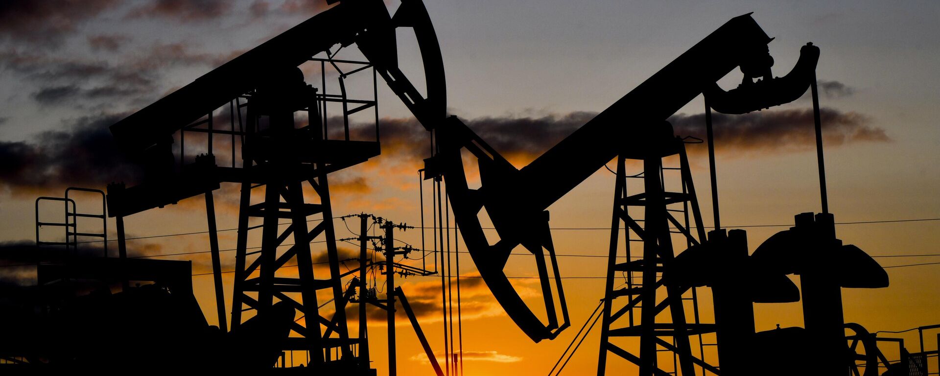 Добыча нефти - Sputnik Ўзбекистон, 1920, 05.03.2026