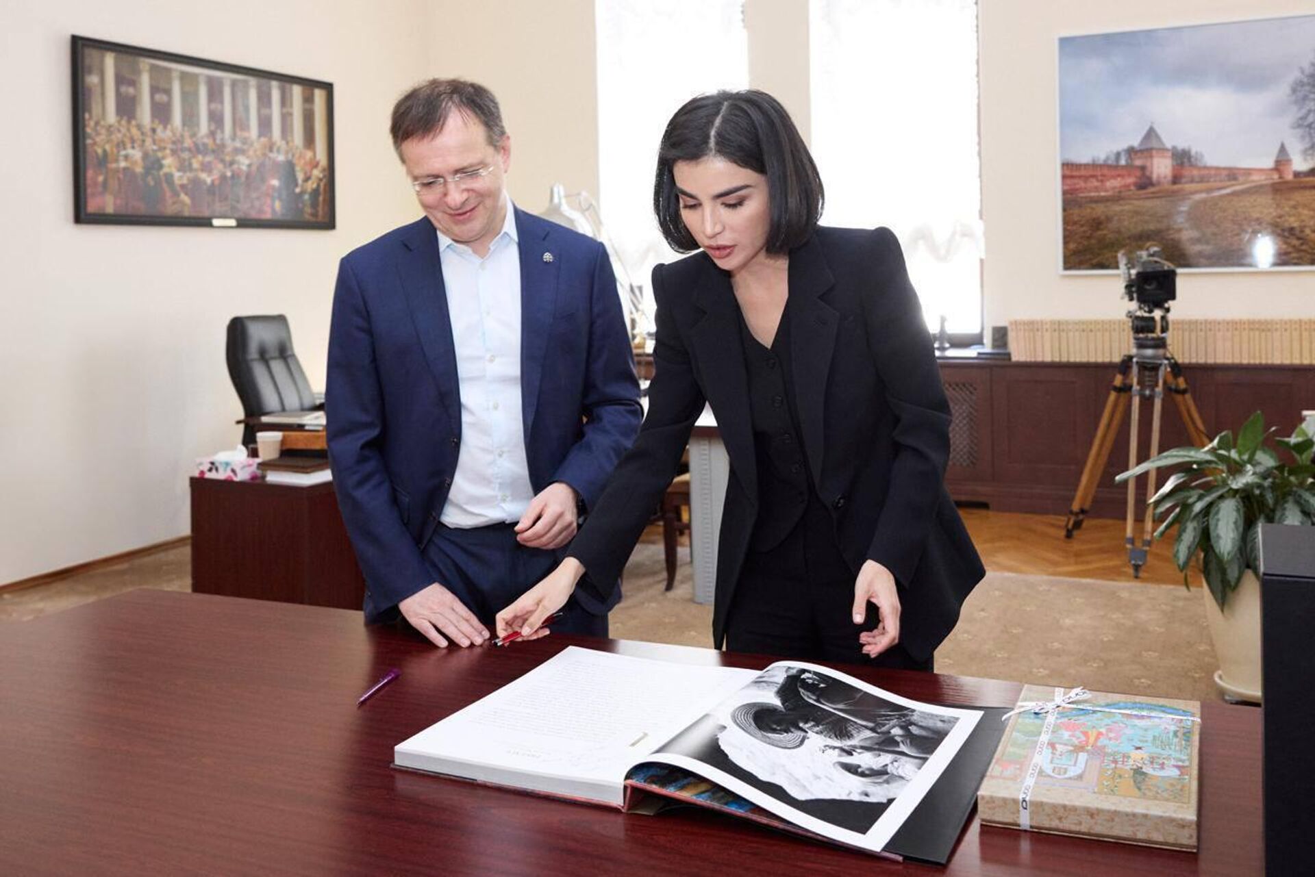 Саида Мирзиёева встретилась с помощником Президента Российской Федерации Владимиром Мединским Саида Мирзиёева встретилась с помощником Президента Российской Федерации Владимиром Мединским - Sputnik Узбекистан, 1920, 29.05.2025