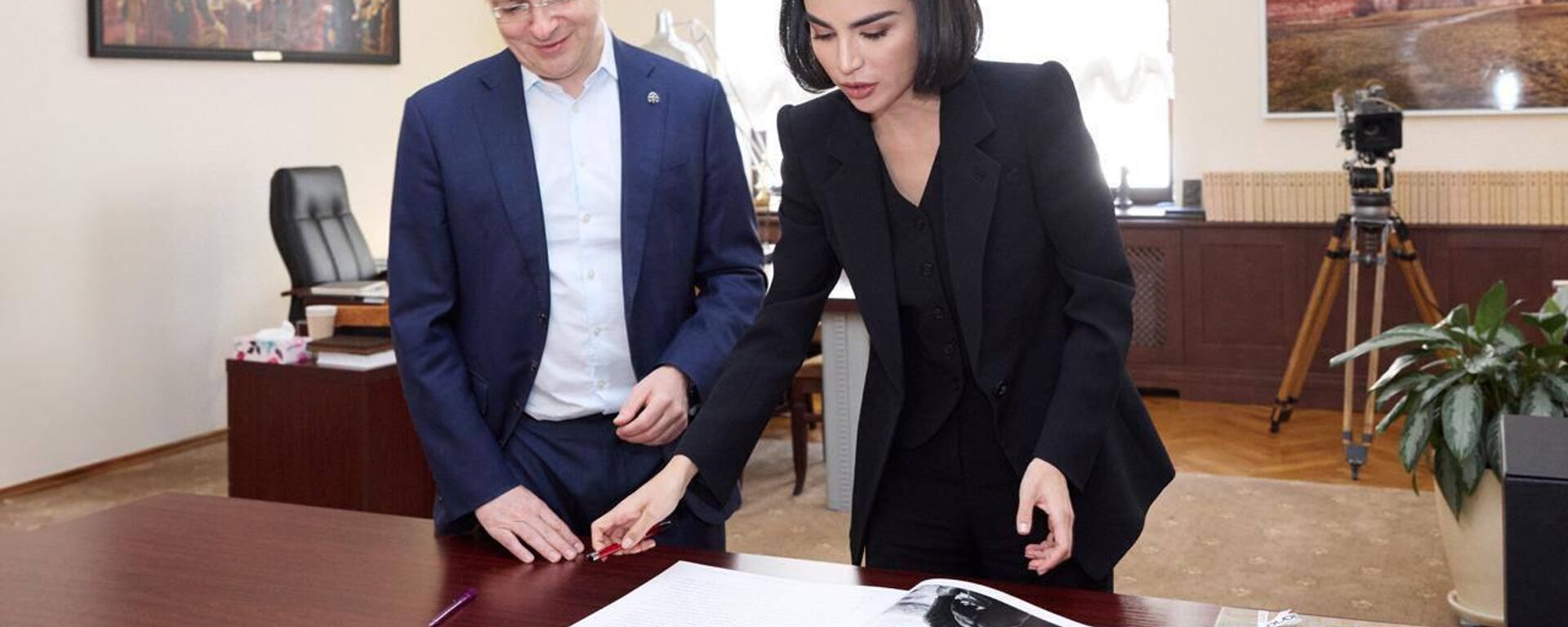 Саида Мирзиёева встретилась с помощником Президента Российской Федерации Владимиром Мединским - Sputnik Ўзбекистон, 1920, 29.05.2025