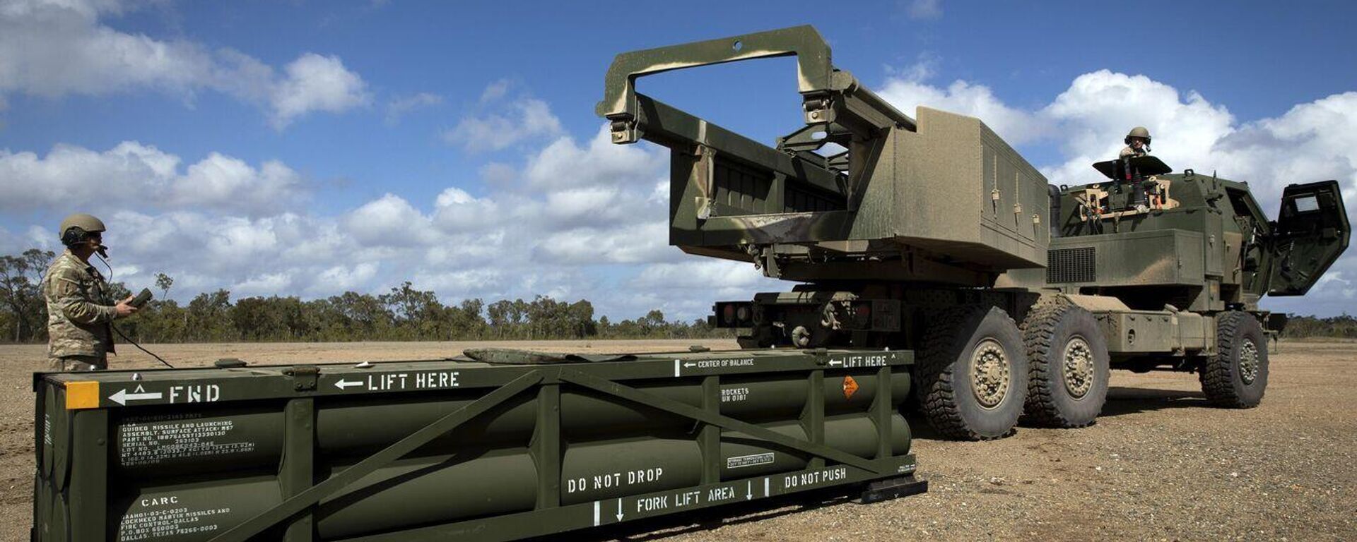 Zagruzka raket ATACMS v visokomobilnuyu artilleriyskuyu raketnuyu sistemu HIMARS - Sputnik O‘zbekiston, 1920, 19.10.2025