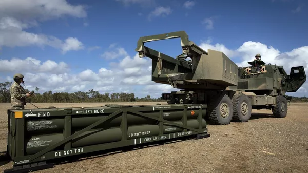 Загрузка ракет ATACMS в высокомобильную артиллерийскую ракетную систему HIMARS - Sputnik Узбекистан