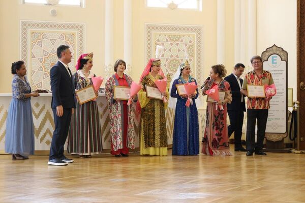 В Москве отметили 112-ю годовщину со дня рождения Мукаррам Тургунбаевой В Москве отметили 112-ю годовщину со дня рождения Мукаррам Тургунбаевой - Sputnik Ўзбекистон