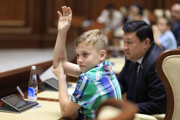 В Сенате с участием детей погибших защитников Родины состоялось праздничное мероприятие, посвящённое 1 июня –Международному дню защиты детей В Сенате с участием детей погибших защитников Родины состоялось праздничное мероприятие, посвящённое 1 июня –Международному дню защиты детей - Sputnik Ўзбекистон