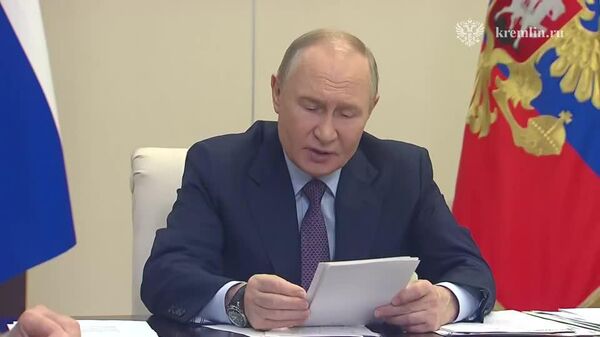 Владимир Путин предложил учредить День языков народов России и отмечать его ежегодно 8 сентября в день рождения Расула Гамзатова - Sputnik Узбекистан