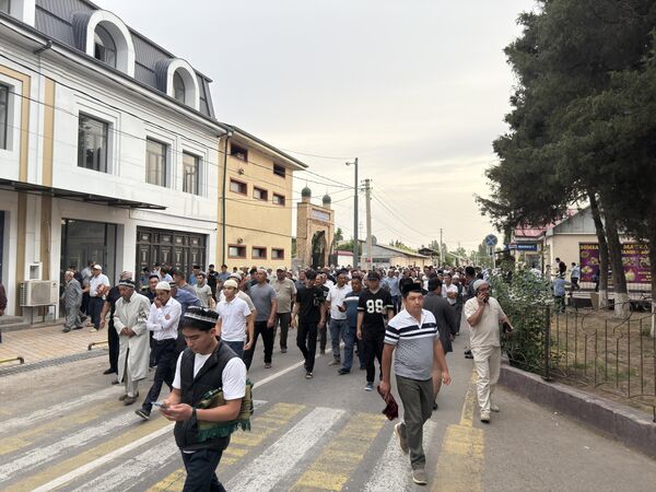 В мечетях Узбекистана состоялся праздничный намаз в честь Курбан хайита. В мечетях Узбекистана состоялся праздничный намаз в честь Курбан хайита. - Sputnik Ўзбекистон