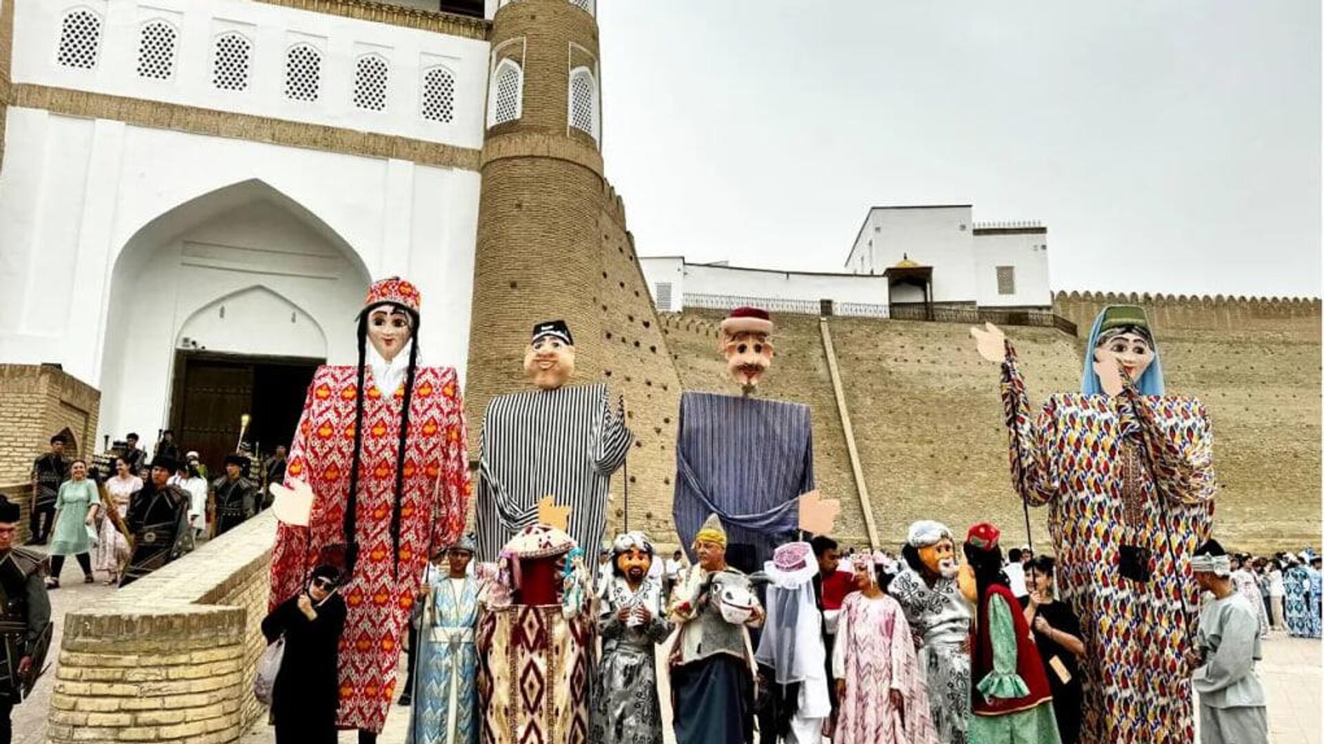 В Бухаре проходит XXI традиционный международный фестиваль Шелк и специи. В Бухаре проходит XXI традиционный международный фестиваль Шелк и специи. - Sputnik Узбекистан, 1920, 06.06.2025