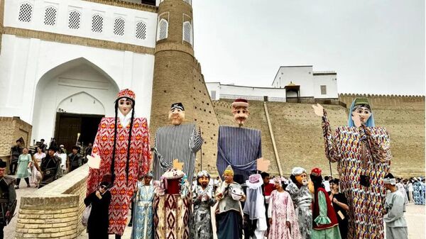 В Бухаре проходит XXI традиционный международный фестиваль Шелк и специи. - Sputnik Ўзбекистон