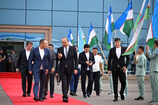 Футболисты, завоевавшие историческую путёвку на чемпионат мира, были торжественно встречены Футболисты, завоевавшие историческую путёвку на чемпионат мира, были торжественно встречены - Sputnik Ўзбекистон