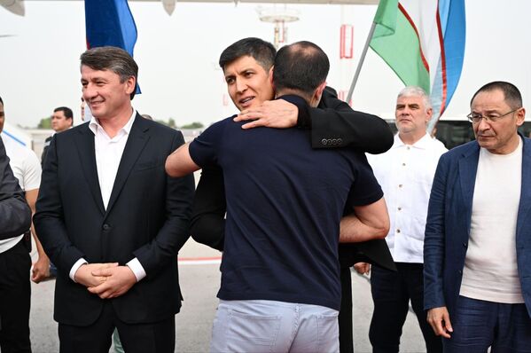 Футболисты, завоевавшие историческую путёвку на чемпионат мира, были торжественно встречены Футболисты, завоевавшие историческую путёвку на чемпионат мира, были торжественно встречены - Sputnik Ўзбекистон