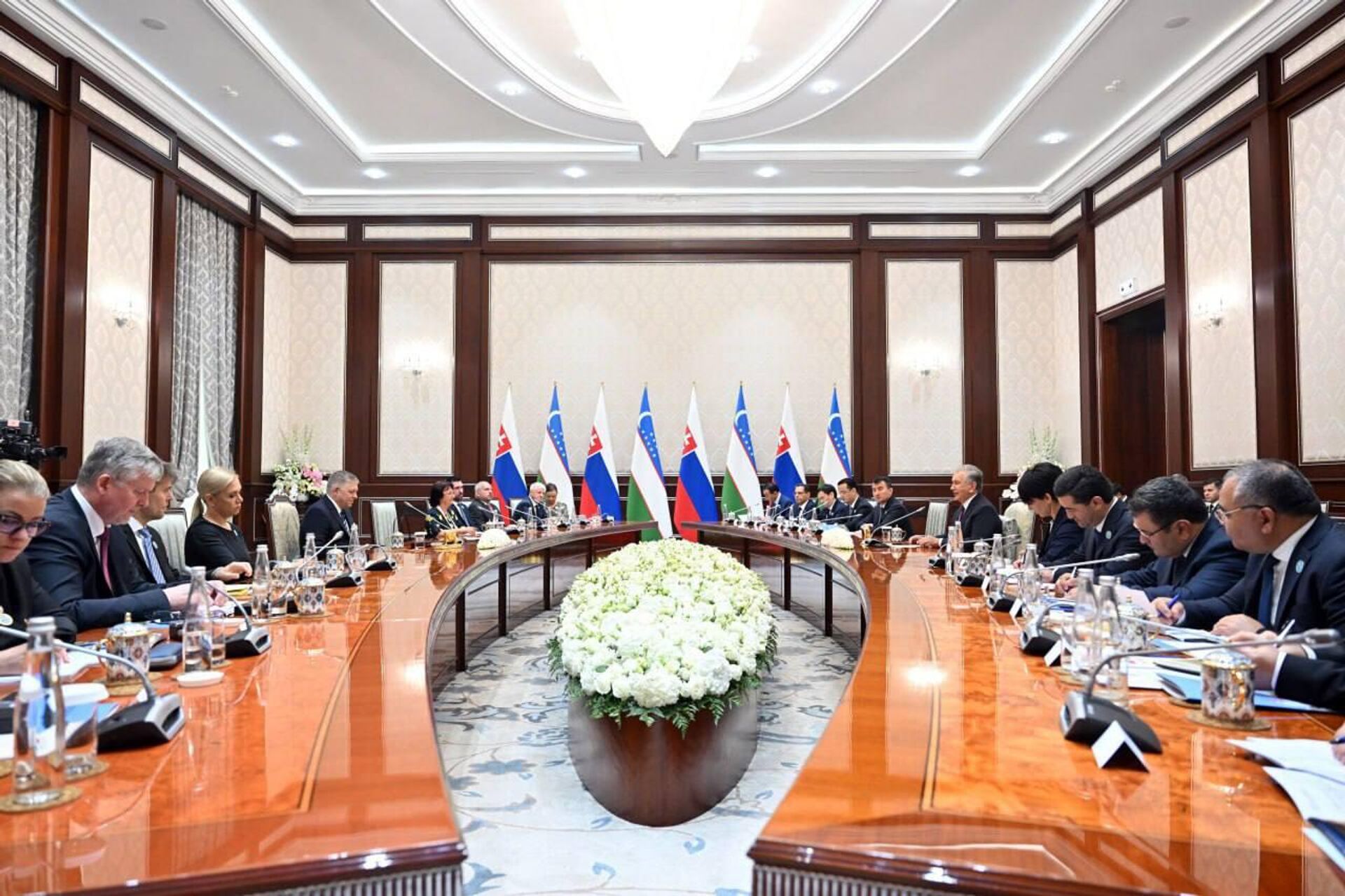 Состоялись переговоры президента Республики Узбекистан Шавката Мирзиёева и премьер-министра Словацкой Республики Роберта Фицо.
Состоялись переговоры президента Республики Узбекистан Шавката Мирзиёева и премьер-министра Словацкой Республики Роберта Фицо.
- Sputnik Ўзбекистон, 1920, 09.06.2025