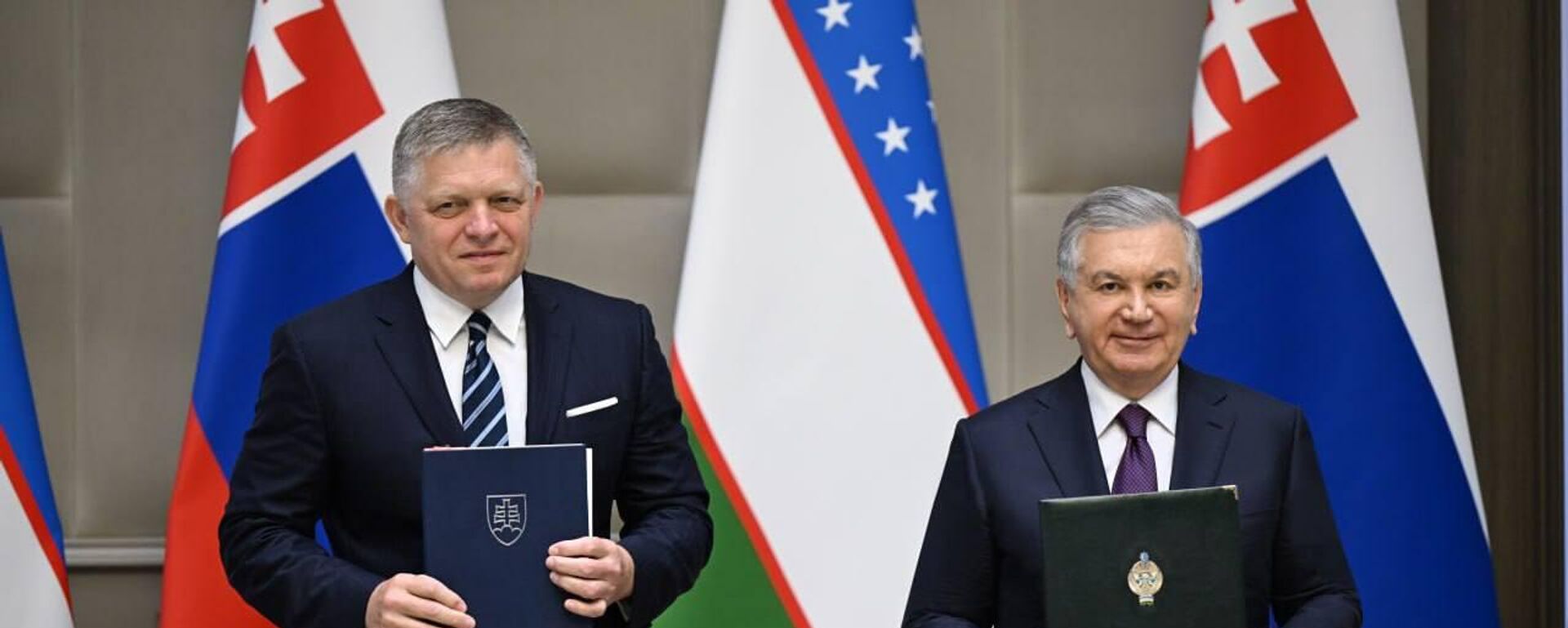 Президент Узбекистана Шавкат Мирзиёев и премьер-министр Словакии Роберт Фицо подписали Совместную декларацию об установлении отношений стратегического партнерства. - Sputnik Узбекистан, 1920, 09.06.2025