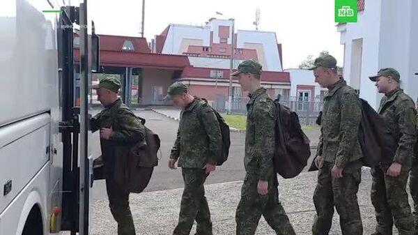 Видео с российскими военными, вернувшимися из плена в результате обмена - Sputnik Узбекистан
