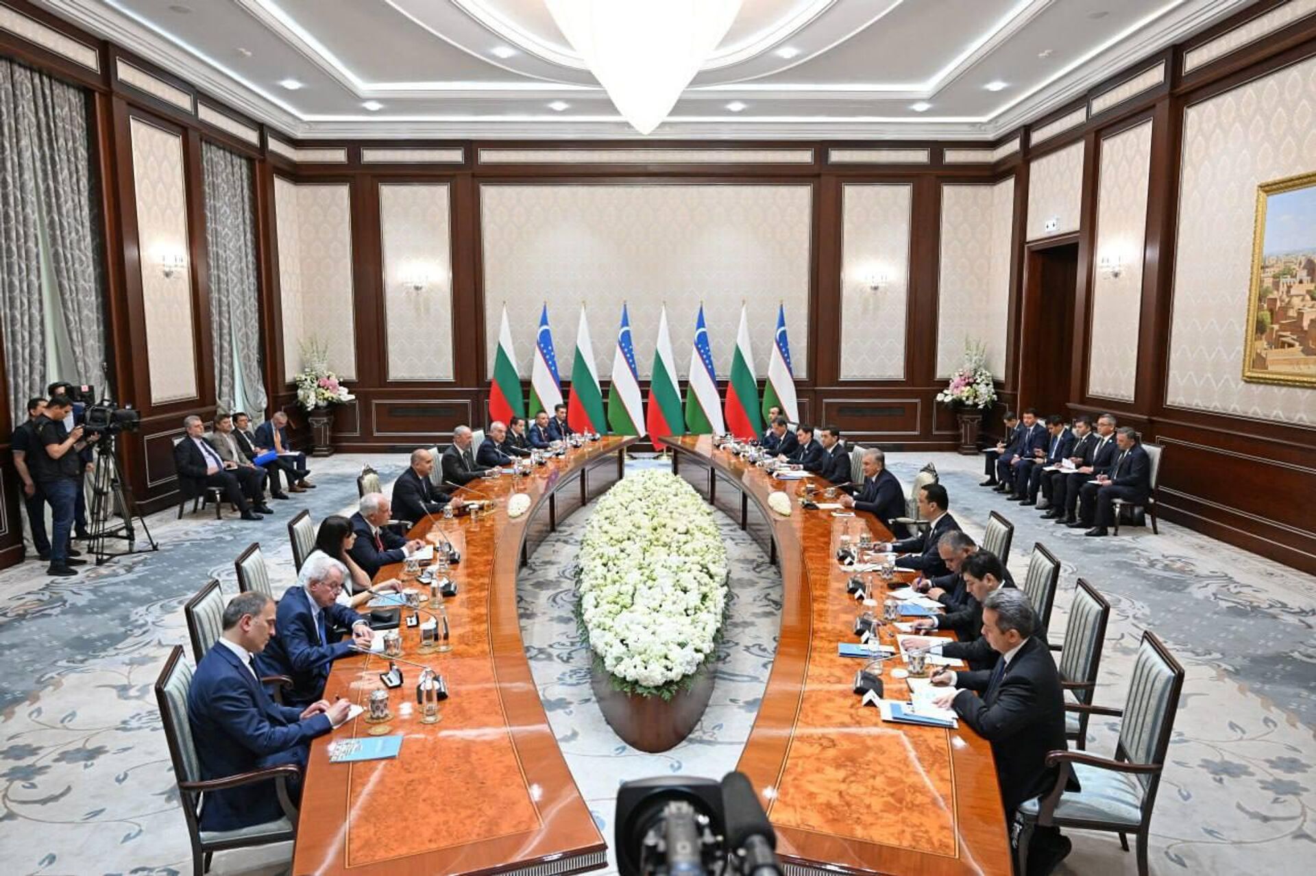 В резиденции Куксарой состоялись переговоры президента Республики Узбекистан Шавката Мирзиёева с президентом Республики Болгария Руменом Радевым с участием официальных делегаций. В резиденции Куксарой состоялись переговоры президента Республики Узбекистан Шавката Мирзиёева с президентом Республики Болгария Руменом Радевым с участием официальных делегаций. - Sputnik Ўзбекистон, 1920, 10.06.2025