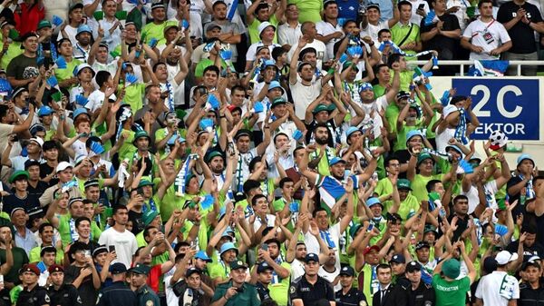 Shavkat Mirziyoyev posetil match natsionalnoy sbornoy Uzbekistana po futbolu na stadione Bunyodkor. - Sputnik O‘zbekiston