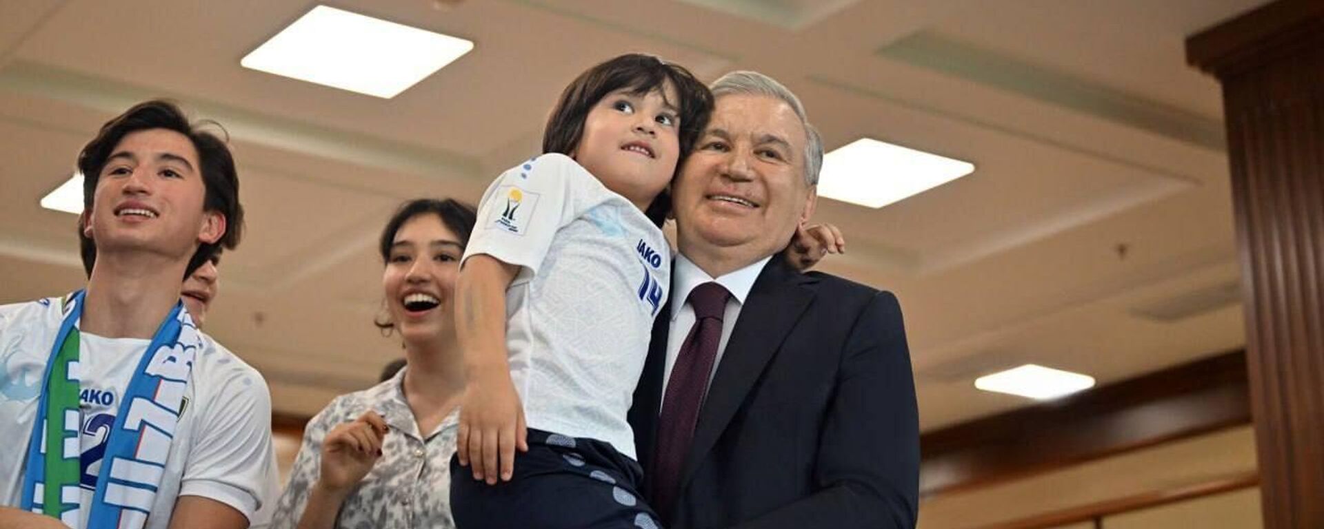 Shavkat Mirziyoyev posetil match natsionalnoy sbornoy Uzbekistana po futbolu na stadione Bunyodkor. - Sputnik O‘zbekiston, 1920, 11.06.2025