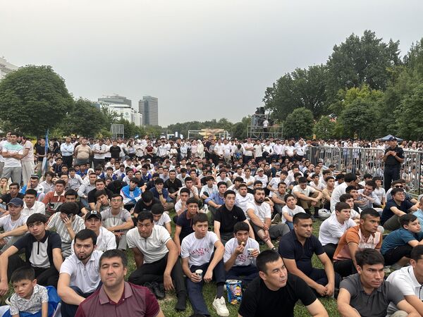 В центре Ташкента состоялся уличный показ матча Узбекистан — Катар В центре Ташкента состоялся уличный показ матча Узбекистан — Катар - Sputnik Узбекистан