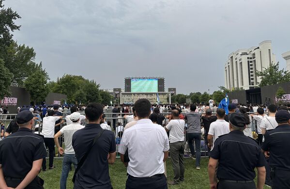 В центре Ташкента состоялся уличный показ матча Узбекистан — Катар В центре Ташкента состоялся уличный показ матча Узбекистан — Катар - Sputnik Узбекистан