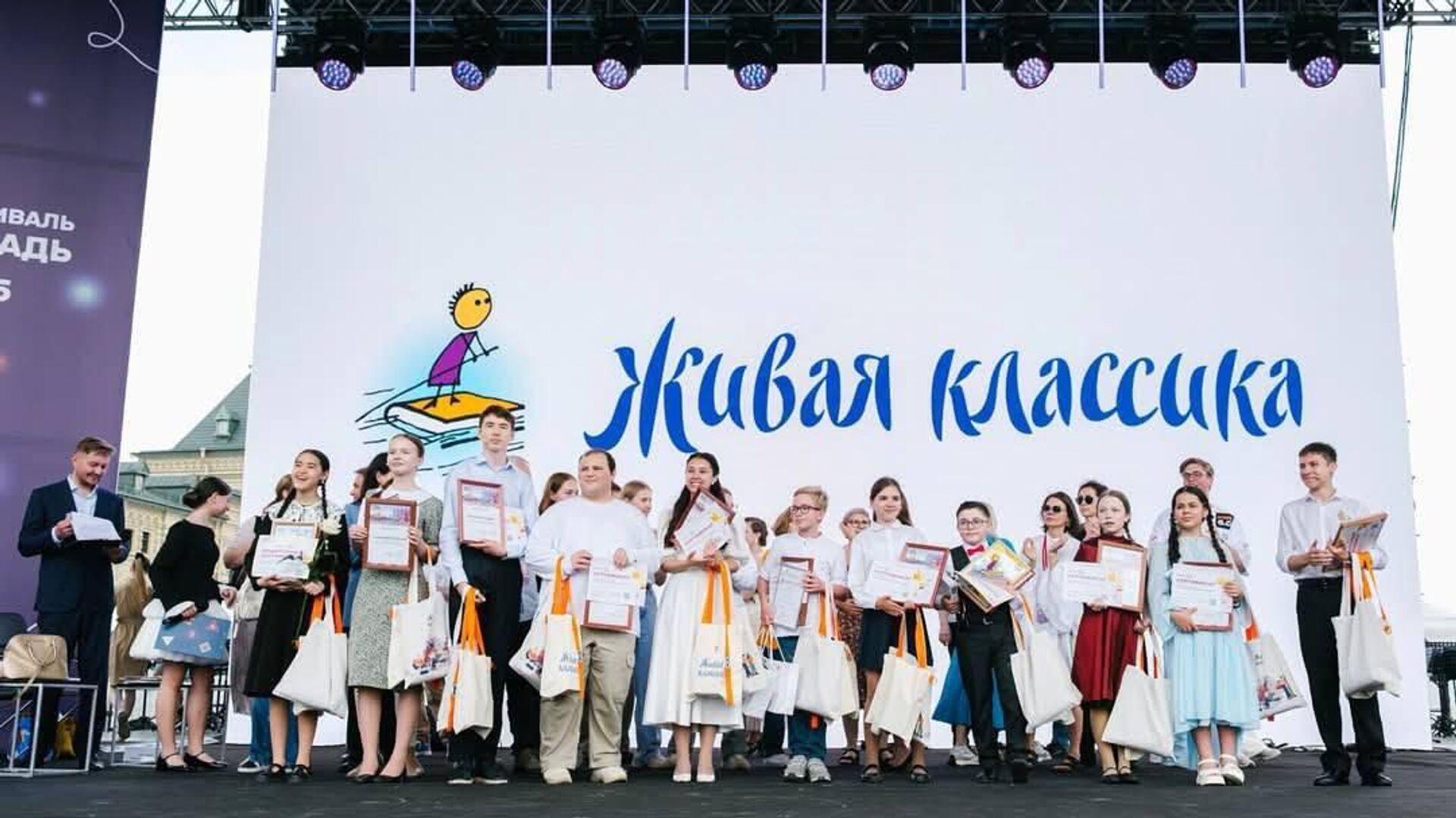 Самира Кутбидинова из Узбекистана стала финалисткой Международного конкурса Живая классика Самира Кутбидинова из Узбекистана стала финалисткой Международного конкурса Живая классика - Sputnik Узбекистан, 1920, 11.06.2025
