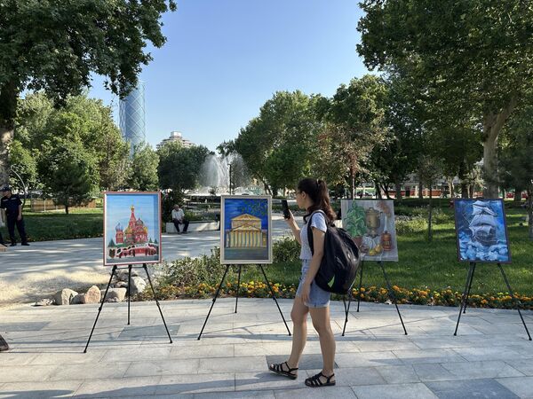 Художественным оформлением мероприятия послужили выставки живописных работ воспитанников детских школ музыки и искусства Яккасарайского и Чиланзарского районов города. - Sputnik Узбекистан