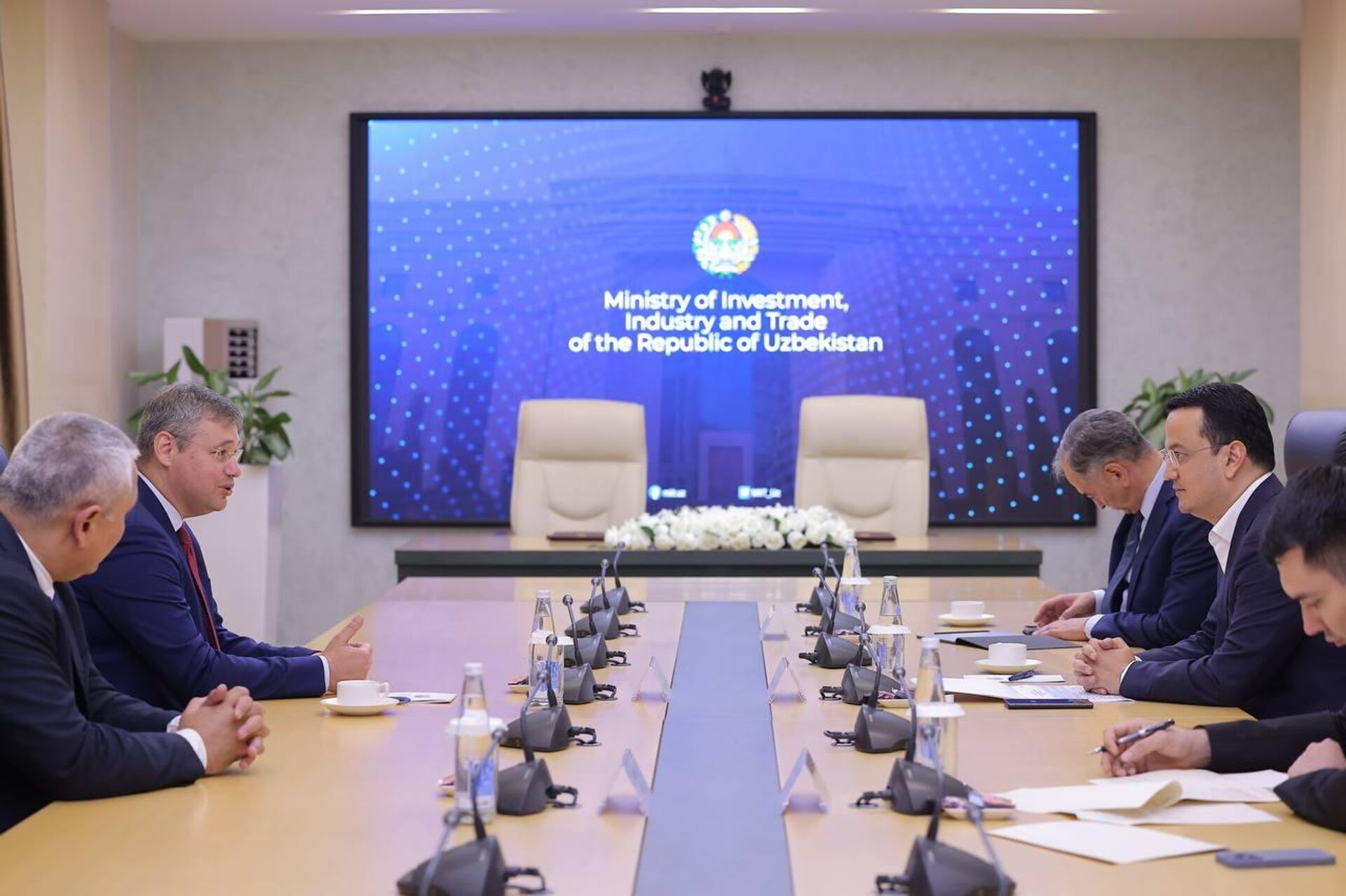 Министр инвестиций, промышленности и торговли Республики Узбекистан Лазиз Кудратов провел встречу с представителями компании “Группа Арнест”. Министр инвестиций, промышленности и торговли Республики Узбекистан Лазиз Кудратов провел встречу с представителями компании “Группа Арнест”. - Sputnik Ўзбекистон, 1920, 15.06.2025