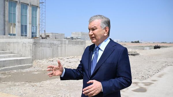 Шавкат Мирзиёев ознакомился со строительством аэропорта Ташкент-Восточный - Sputnik Узбекистан