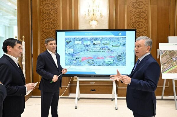 Шавкат Мирзиёев ознакомился со строительством аэропорта Ташкент-Восточный - Sputnik Узбекистан