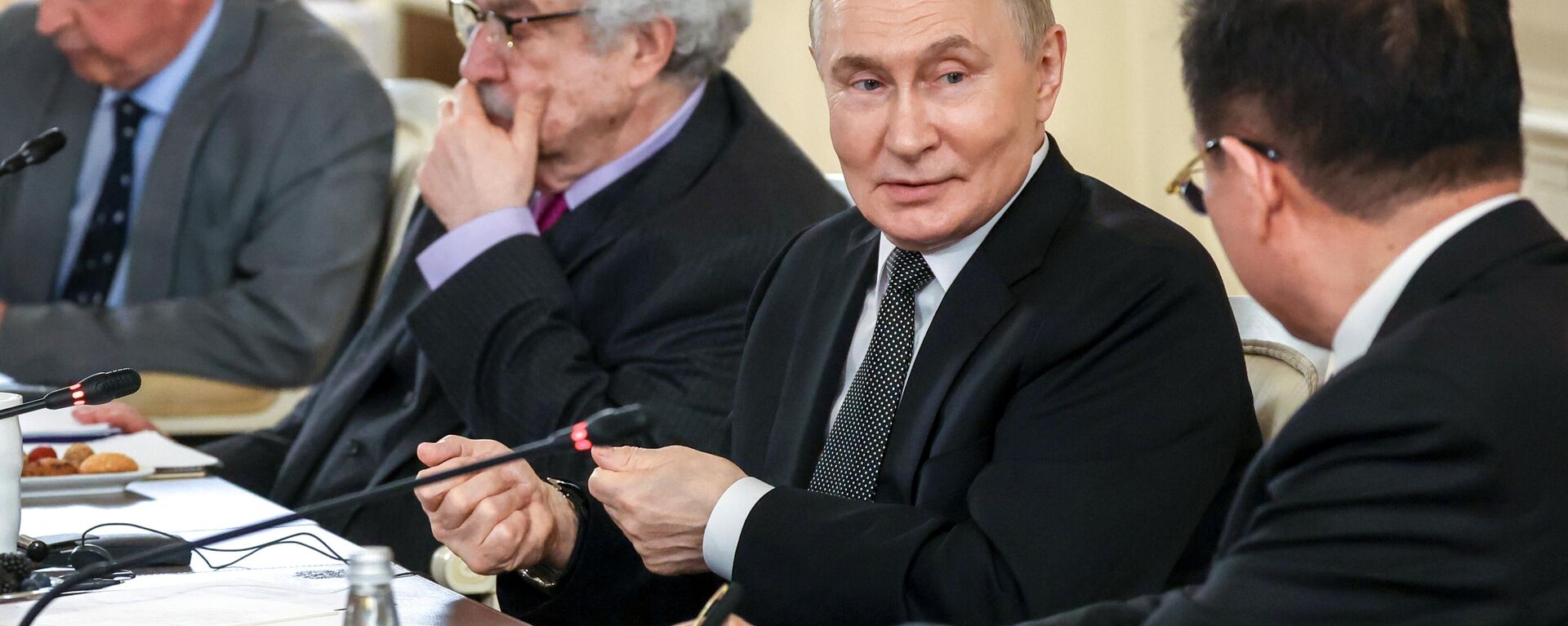 Prezident Vladimir Putin vstretilsya s rukovoditelyami mejdunarodnix informatsionnix agentstv - Sputnik O‘zbekiston, 1920, 19.06.2025