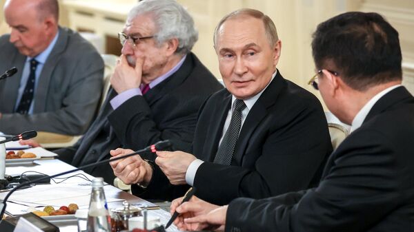 Президент Владимир Путин встретился с руководителями международных информационных агентств - Sputnik Ўзбекистон