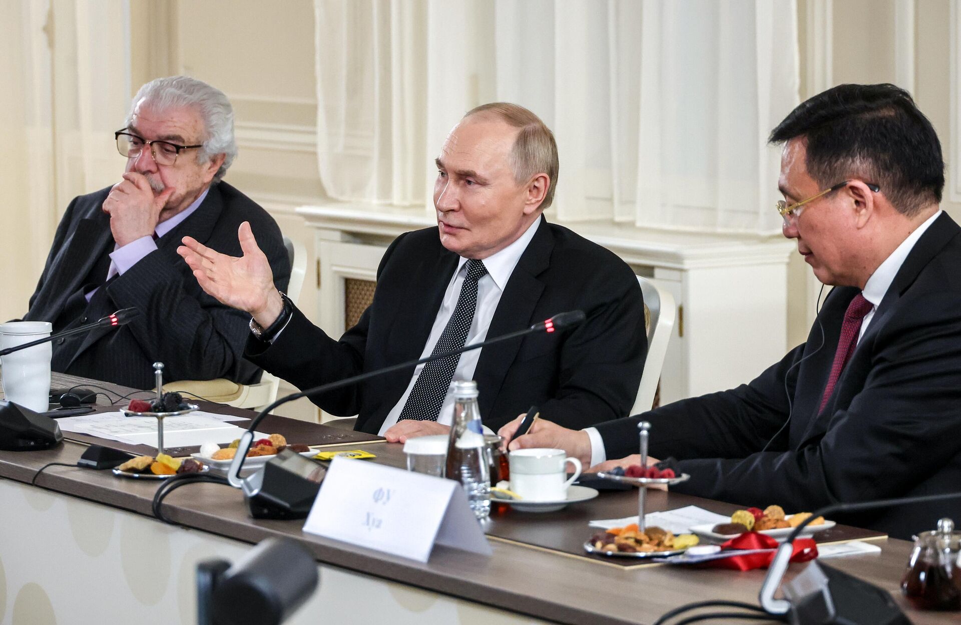 Prezident Vladimir Putin vstretilsya s rukovoditelyami mejdunarodnix informatsionnix agentstv - Sputnik O‘zbekiston, 1920, 19.06.2025