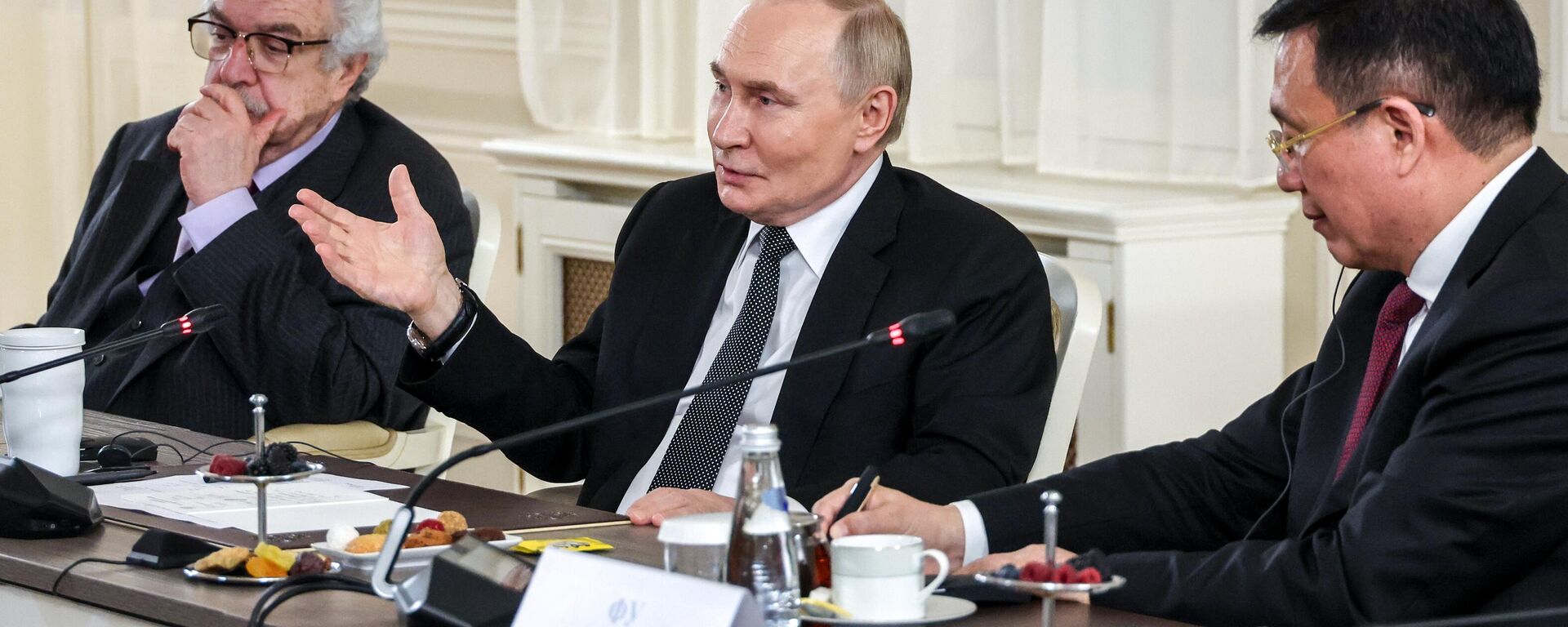 Президент Владимир Путин встретился с руководителями международных информационных агентств - Sputnik Узбекистан, 1920, 19.06.2025
