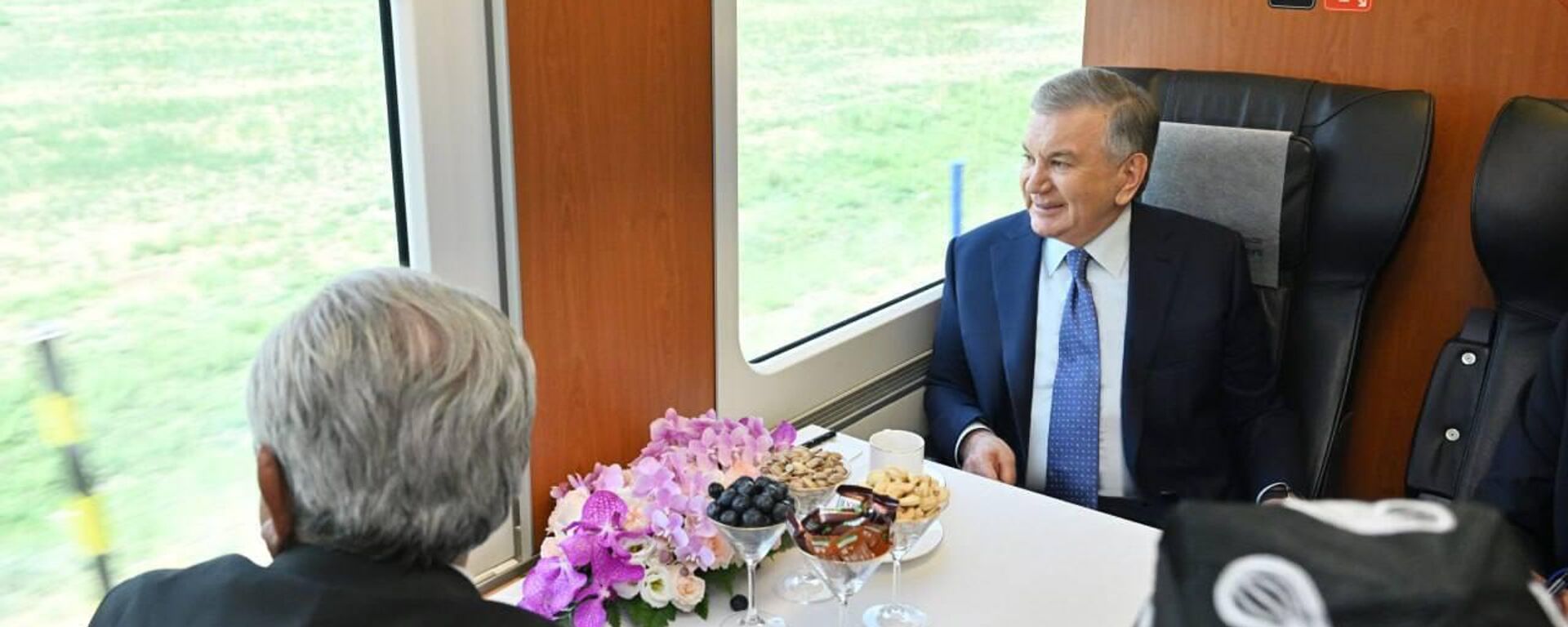 Во время поездки из города Карши в Шахрисабз на поезде Президент Шавкат Мирзиёев провел искреннюю беседу с активом Кашкадарьинской области. - Sputnik Узбекистан, 1920, 19.06.2025