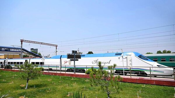 Vo vremya poyezdki iz goroda Karshi v Shaxrisabz na poyezde Prezident Shavkat Mirziyoyev provel iskrennyuyu besedu s aktivom Kashkadarinskoy oblasti. - Sputnik O‘zbekiston