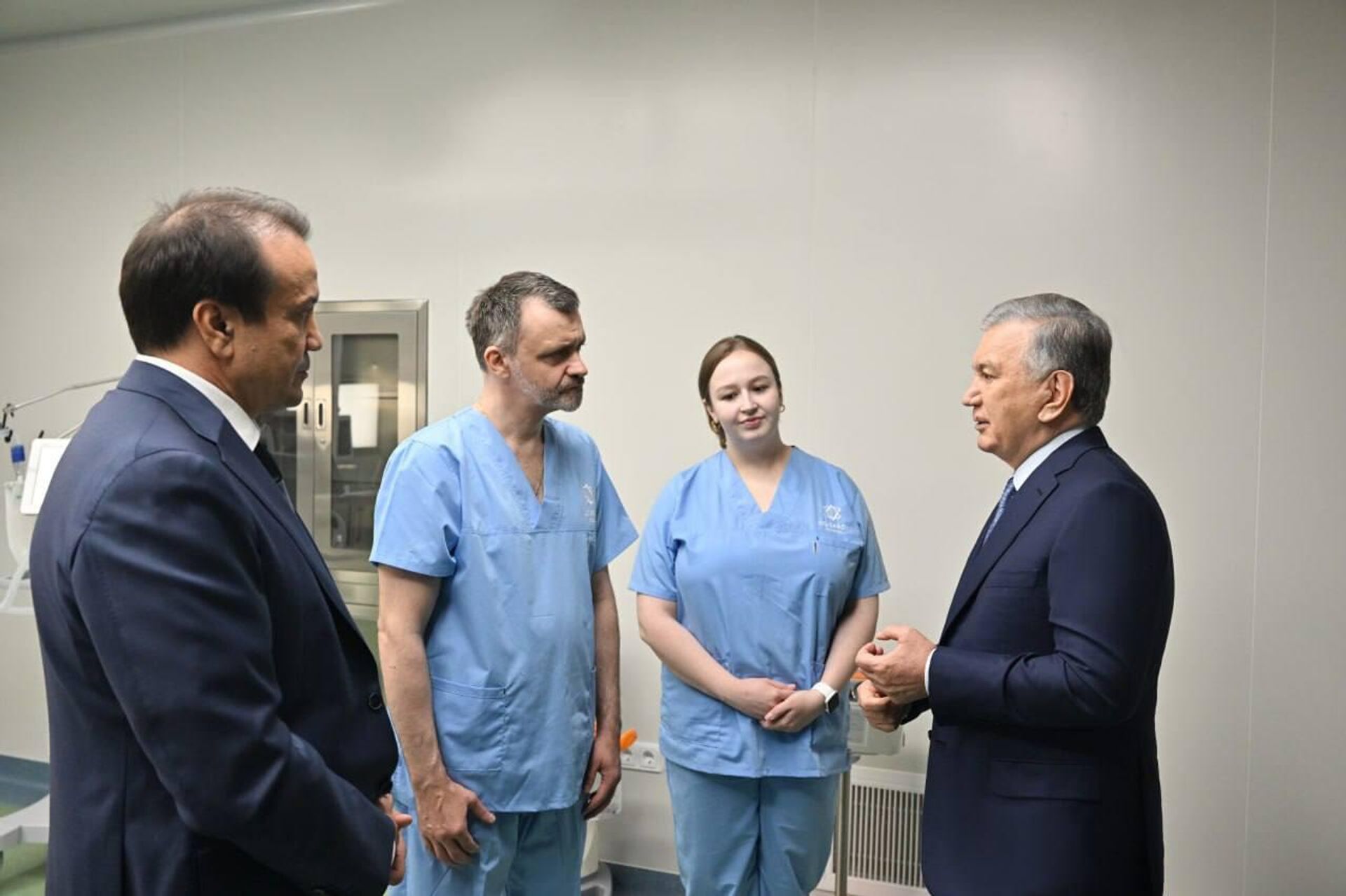 Президент Шавкат Мирзиёев ознакомился с деятельностью многопрофильного кардиологического центра в городе Шахрисабзе. Президент Шавкат Мирзиёев ознакомился с деятельностью многопрофильного кардиологического центра в городе Шахрисабзе. - Sputnik Ўзбекистон, 1920, 19.06.2025