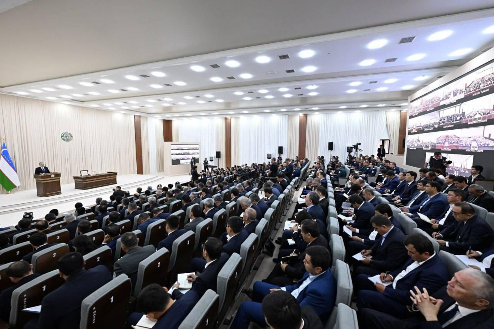 Шавкат Мирзиёев провел совещание по вопросам социально-экономического развития Кашкадарьинской области. Шавкат Мирзиёев провел совещание по вопросам социально-экономического развития Кашкадарьинской области. - Sputnik Узбекистан, 1920, 20.06.2025
