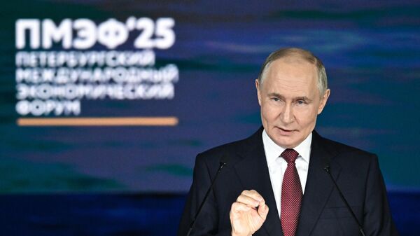 Владимир Путин на ПМЭФ-2025 - Sputnik Ўзбекистон