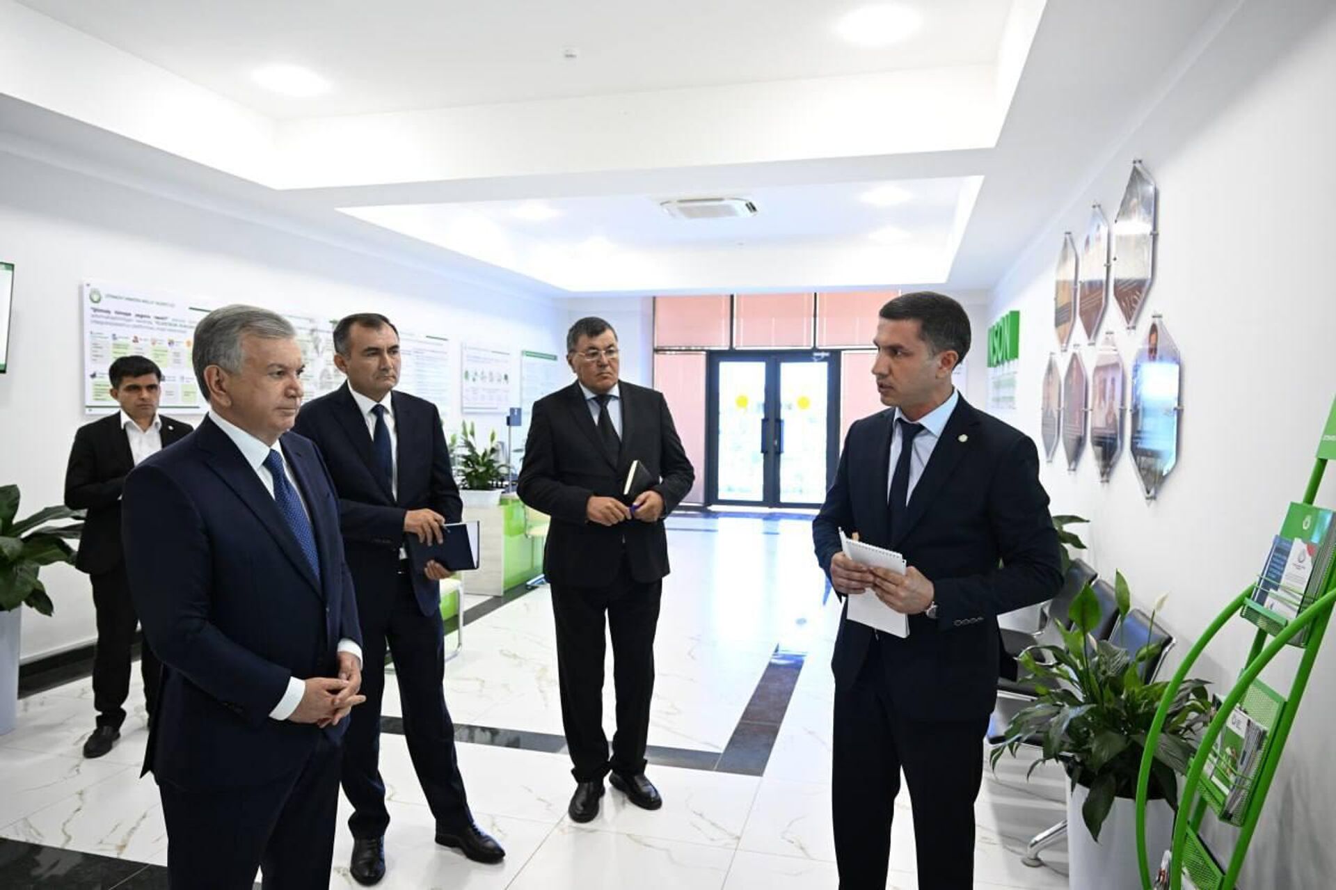 Шавкат Мирзиёев ознакомился с масштабной созидательной работой в административном центре Кукдалинского района Кашкадарьинской области Шавкат Мирзиёев ознакомился с масштабной созидательной работой в административном центре Кукдалинского района Кашкадарьинской области - Sputnik Ўзбекистон, 1920, 21.06.2025