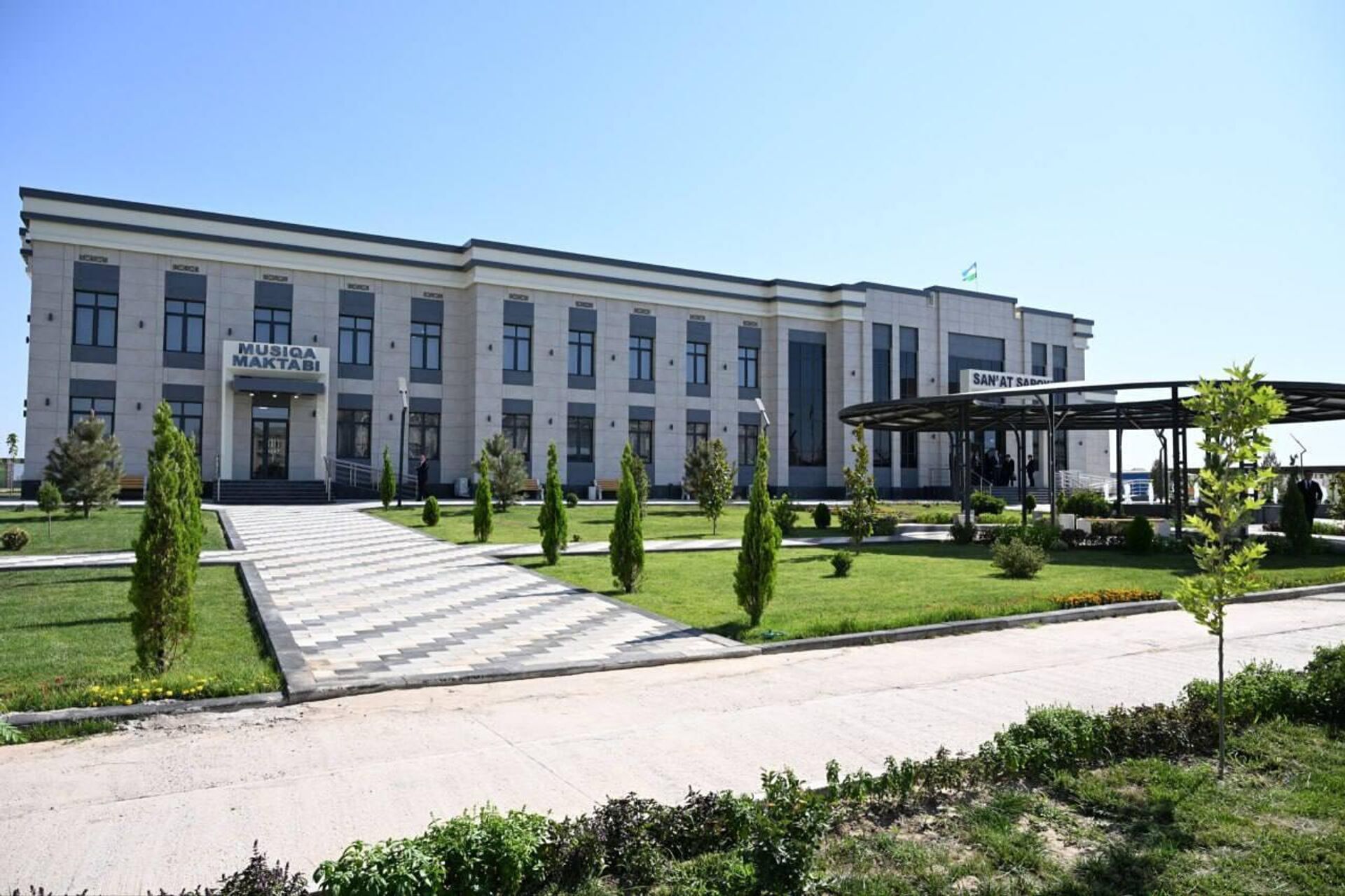 Шавкат Мирзиёев ознакомился с масштабной созидательной работой в административном центре Кукдалинского района Кашкадарьинской области Шавкат Мирзиёев ознакомился с масштабной созидательной работой в административном центре Кукдалинского района Кашкадарьинской области - Sputnik Ўзбекистон, 1920, 21.06.2025