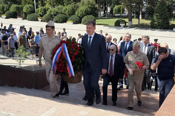 22 июня по случаю 84-ой годовщины начала Великой Отечественной войны состоялось традиционное возложение цветов к Вечному огню на Волгоградском мемориальном кладбище Ташкента. 22 июня по случаю 84-ой годовщины начала Великой Отечественной войны состоялось традиционное возложение цветов к Вечному огню на Волгоградском мемориальном кладбище Ташкента. - Sputnik Узбекистан