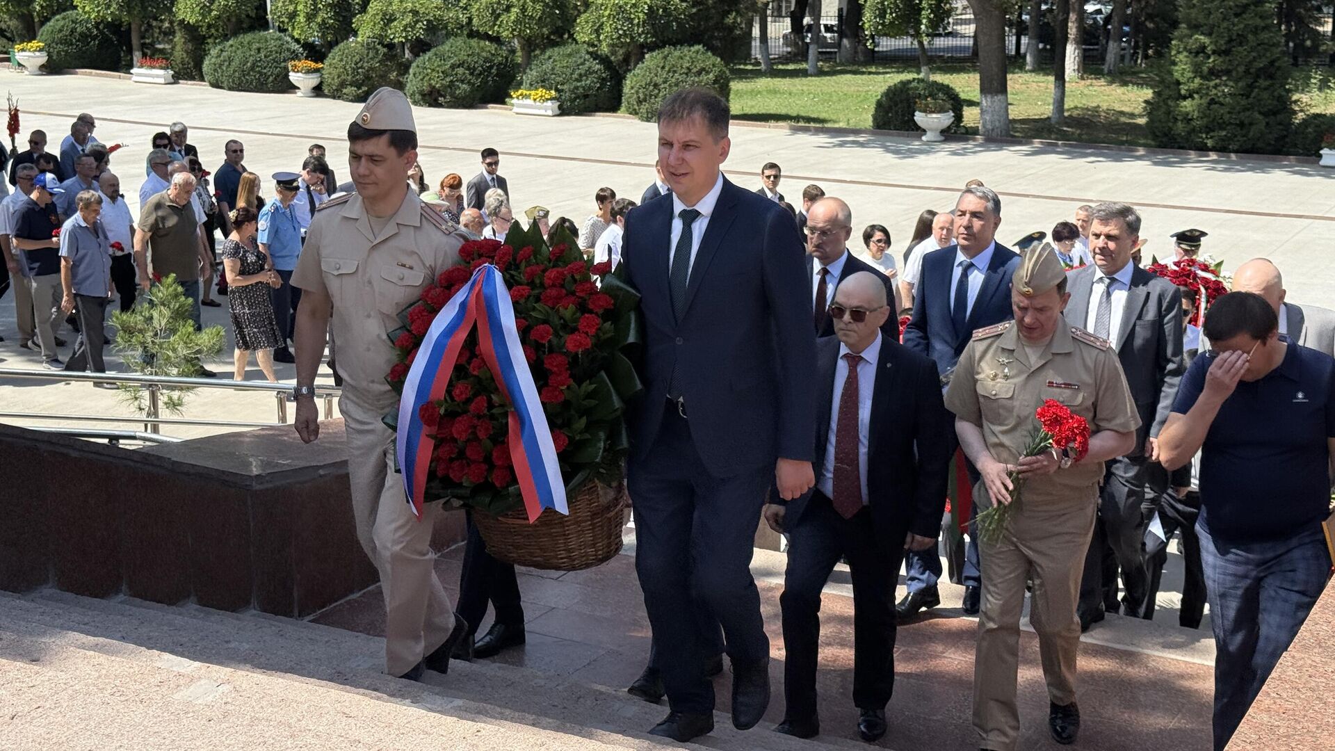 22 июня по случаю 84-ой годовщины начала Великой Отечественной войны состоялось традиционное возложение цветов к Вечному огню на Волгоградском мемориальном кладбище Ташкента. 22 июня по случаю 84-ой годовщины начала Великой Отечественной войны состоялось традиционное возложение цветов к Вечному огню на Волгоградском мемориальном кладбище Ташкента. - Sputnik Узбекистан, 1920, 22.06.2025