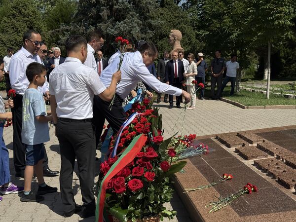 22 июня по случаю 84-ой годовщины начала Великой Отечественной войны состоялось традиционное возложение цветов к Вечному огню на Волгоградском мемориальном кладбище Ташкента.  - Sputnik Ўзбекистон