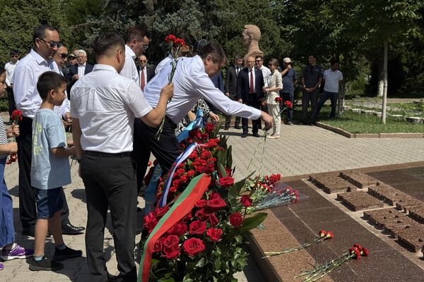 22 июня по случаю 84-ой годовщины начала Великой Отечественной войны состоялось традиционное возложение цветов к Вечному огню на Волгоградском мемориальном кладбище Ташкента. 22 июня по случаю 84-ой годовщины начала Великой Отечественной войны состоялось традиционное возложение цветов к Вечному огню на Волгоградском мемориальном кладбище Ташкента. - Sputnik Узбекистан
