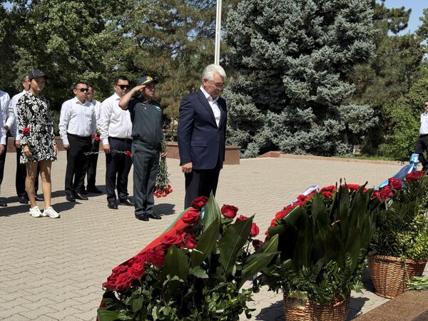 22 июня по случаю 84-ой годовщины начала Великой Отечественной войны состоялось традиционное возложение цветов к Вечному огню на Волгоградском мемориальном кладбище Ташкента.  - Sputnik Ўзбекистон