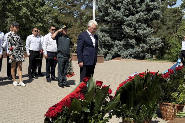 22 июня по случаю 84-ой годовщины начала Великой Отечественной войны состоялось традиционное возложение цветов к Вечному огню на Волгоградском мемориальном кладбище Ташкента. 22 июня по случаю 84-ой годовщины начала Великой Отечественной войны состоялось традиционное возложение цветов к Вечному огню на Волгоградском мемориальном кладбище Ташкента. - Sputnik Узбекистан