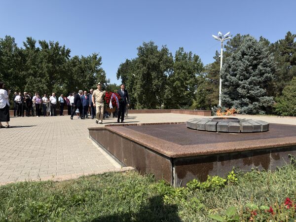 22 июня по случаю 84-ой годовщины начала Великой Отечественной войны состоялось традиционное возложение цветов к Вечному огню на Волгоградском мемориальном кладбище Ташкента.  - Sputnik Ўзбекистон