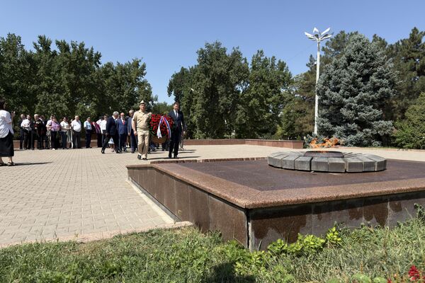 22 июня по случаю 84-ой годовщины начала Великой Отечественной войны состоялось традиционное возложение цветов к Вечному огню на Волгоградском мемориальном кладбище Ташкента. 22 июня по случаю 84-ой годовщины начала Великой Отечественной войны состоялось традиционное возложение цветов к Вечному огню на Волгоградском мемориальном кладбище Ташкента. - Sputnik Узбекистан
